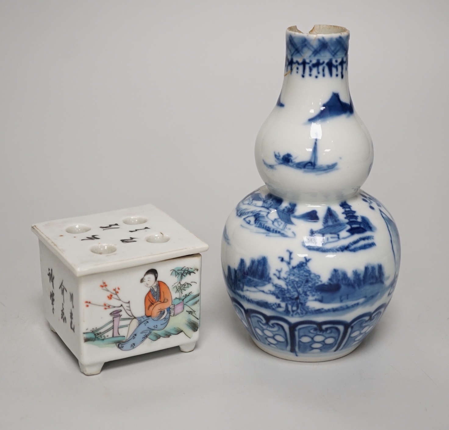 A Chinese blue and white double gourd vase and a famille rose brushwasher, late 19th/early 20th century, tallest 14cm